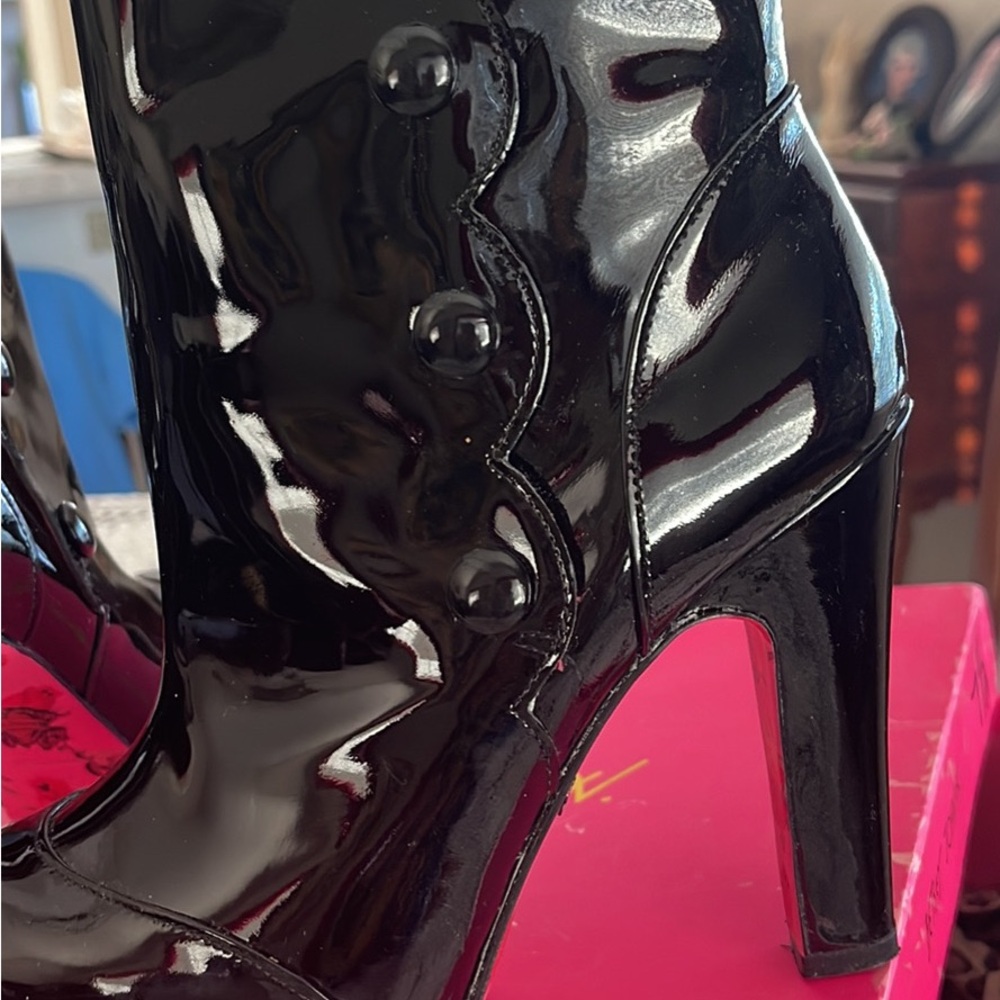 Betsey Johnson patent leather boots 7.5M. - Picture 3 of 6